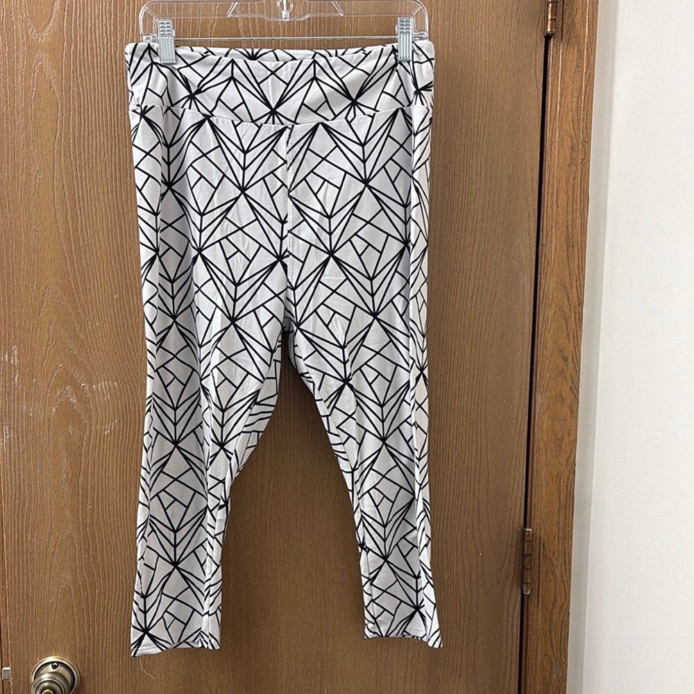 Black/White Geometric Buttery Soft Capri Leggings